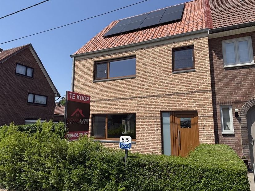 Stijlvolle nieuwbouwwoning met ruime tuin, nabij het centrum van Neeroeteren<br />
<br />
Troeven<br />
- Totaal-renovatie 2025-2026<br />
- Vloer