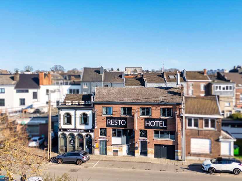Idéalement situé dans le centre de Visé, vaste ensemble immobilier (+/- 780m²) comprenant en autre un hôtel Â LHôtel de la Gare Â, 2 restaurants et un