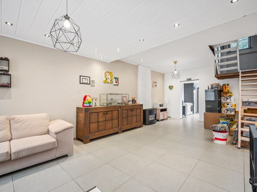 Deze rijwoning in Tienen heeft al het potentieel wat je nodig hebt voor een comfortabele en gezellige thuis. De woning beschikt over een ruime leefrui