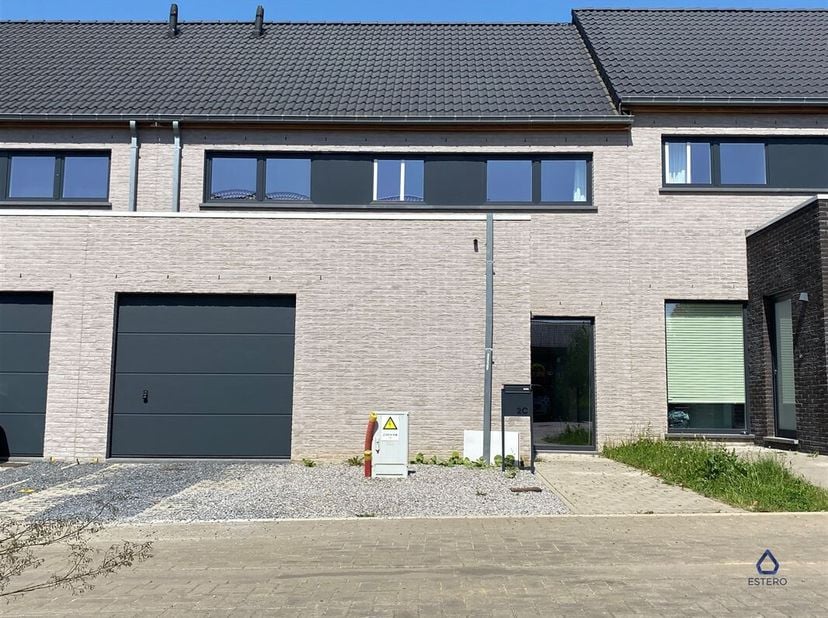 Découvrez cette magnifique maison récente (2022), idéalement située dans un nouveau quartier résidentiel calme à Manage.<br />
Le rez-de-chaussée se c