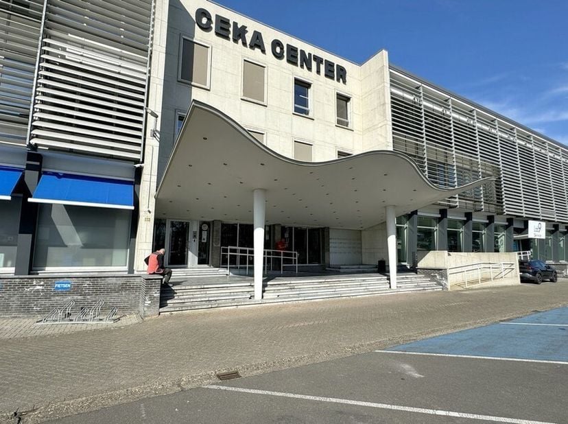 175m² kantoorruimte met 20m² gemeenschappelijke keuken met zithoek op 2de verdieping<br />
Ligging: afrit E19 en A12 op 1,4km; tramhalte en bushalte o