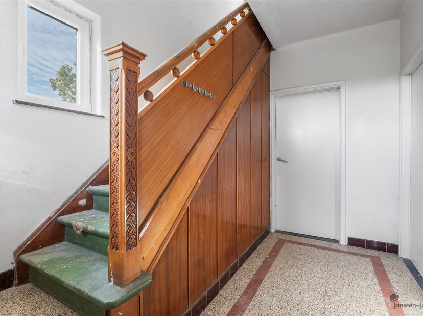 Bent u op zoek naar een woning met ruimte, potentieel en interessante investeringsmogelijkheden? Dan is deze eigendom aan de Tomstraat 67 in Hasselt z