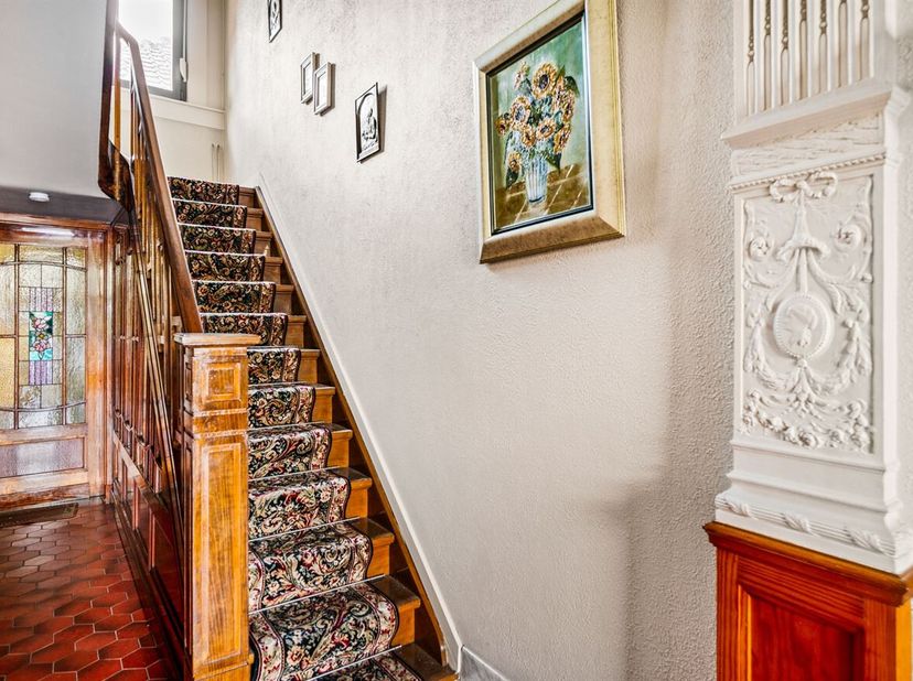 Magnifique maison de caractère avec des éléments d'origine sur 405 m²<br />
Cette charmante maison datant de 1933 respire le caractère et l'authentici