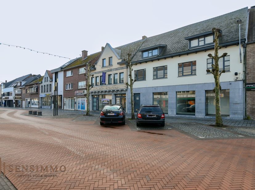 In het hart van Maasmechelen, aan de Pauwengraaf 141, bevindt zich dit veelzijdige en strategisch gelegen eigendom dat commercieel rendement perfect c