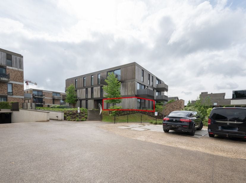RECENT GELIJKVLOERS APPARTEMENT<br />
<br />
Dit recent, 2 slaapkamer appartement ligt op het gelijkvloers. Het appartement is rustig, maar toch centr