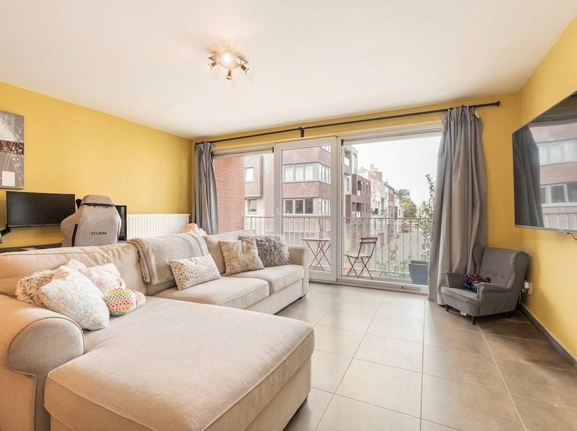 Op zoek naar een ruim, instapklaar appartement met veel licht, royale leefruimtes én buitenruimte? Dit stijlvolle appartement in de recente residentie