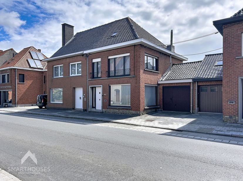 Kloeke halfopen bebouwing op een centrale locatie bestaande uit een inkomhal, lichtrijke leefruimte met eet-en zithoek, keuken met eetplaats, praktisc