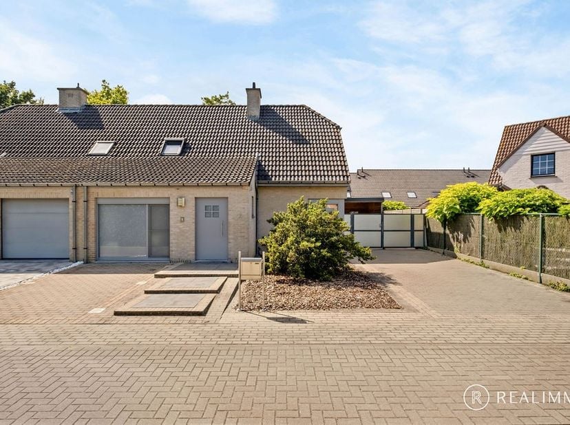 Deze verzorgde halfopen bebouwing is gelegen in een rustige en kindvriendelijke verkaveling in de geliefde wijk Bosmolens te Izegem. De woning, gebouw