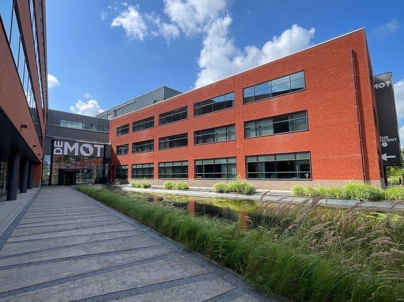 389m² kantoorruimte op derde verdieping (uitbreidbaar tot 1756m² kantoren)<br />
Ligging: op wandelafstand van station; nabij uitrit 10 Mechelen; in R