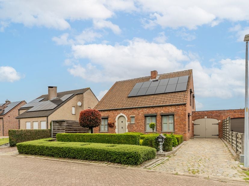 Gezellige woning in een rustige doodlopende straat<br />
<br />
Deze gezellige woning is gelegen in een rustige doodlopende straat en biedt een aangen