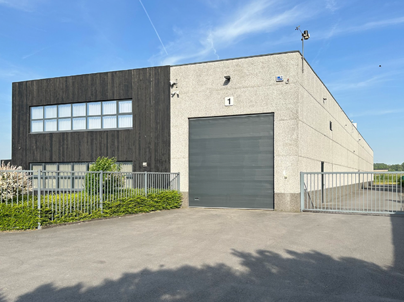 ALGEMEEN <br />
Aan de Leenbeekstraat 9 in Kruisem bevindt zich een uitzonderlijk polyvalent vastgoedaanbod: een combinatie van bedrijfsruimte, modern