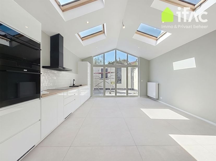 Charmante gerenoveerde rijwoning met terras in het centrum van Tervuren!<br />
<br />
Bij het betreden van de woning komen we binnen in een verzorgd