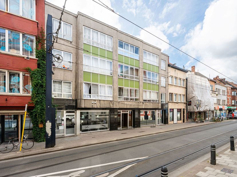 Welkom in dit instapklare appartement vlakbij het historisch centrum en op enkele stappen van Dok Noord. Vlotte verbinding naar de stadsring en met he