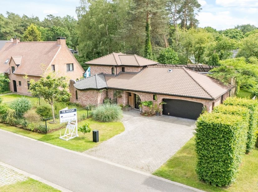 Villa espagnole exclusive avec piscine et pool house à Halle-Zoersel<br />
<br />
<br />
Dans une rue calme et résidentielle de Halle-Zoersel se trou