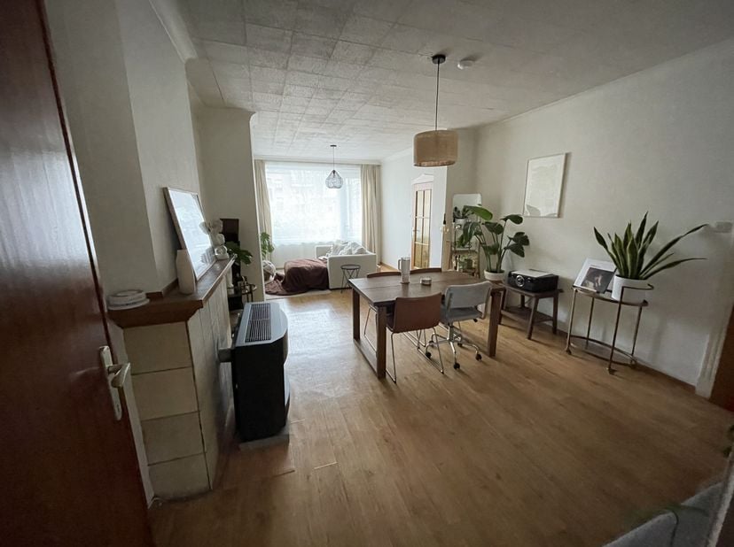 Appartement 2de verdiep  Sint-Truiden stad <br />
Vlakbij stadspark evenals station en centrum binnen wandelafstand <br />
Grote living, aparte keuken