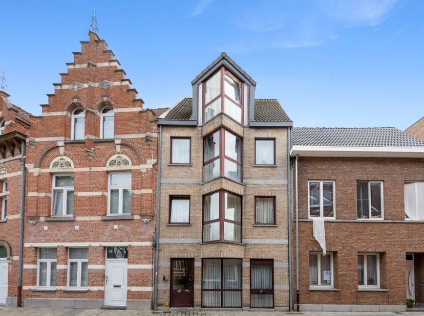 Centraal gelegen opbrengsteigendom (bouwjaar 1993) in centrum Niel, bestaande uit : Gemeenschappelijke inkomhall met meterkast, GLVL : Kantoorruimte m