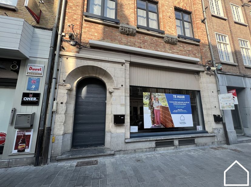 In het bruisende centrum van Ieper bevindt zich dit veelzijdige handelspand, ideaal voor kantoor- of commerciële activiteiten. Het pand beschikt over