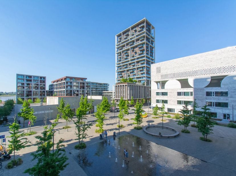 De beveiligde Parking is mooi gesitueerd binnen de gebouwen van Nieuw Zuid, met gemakkelijke inrit. Het is ook mogelijk om een parkeerplaats met elekt