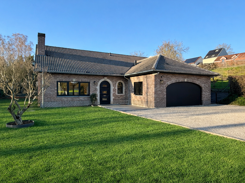 Situation et informations générales<br />
L'immobilière Hendrix vous propose une superbe villa 4 façades de plain-pied, rénovée, avec 3 chambres et ja
