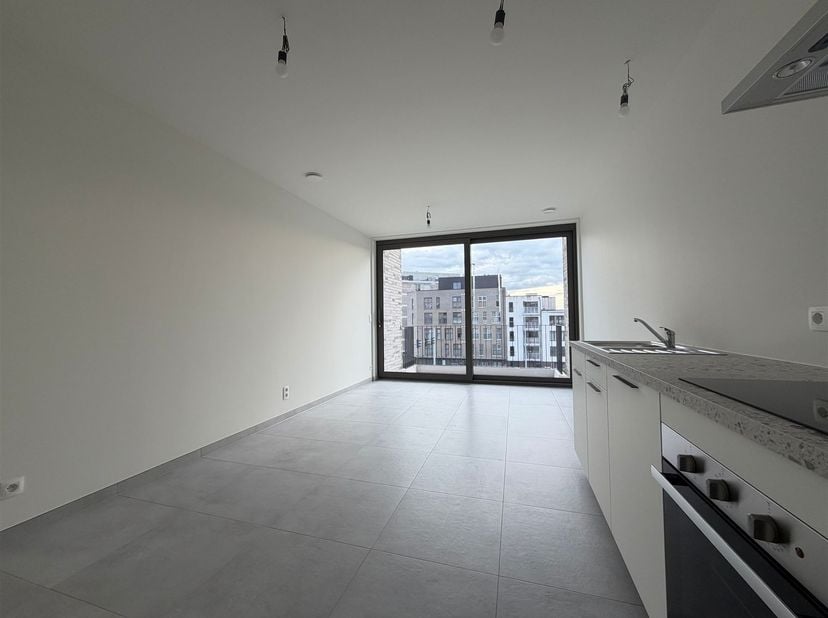 Nieuwbouw duplex met 1 slaapkamer, terras en autostaanplaats op gunstige locatie!<br />
<br />
Indeling<br />
Inkomhal, open keuken, leef- en eetru