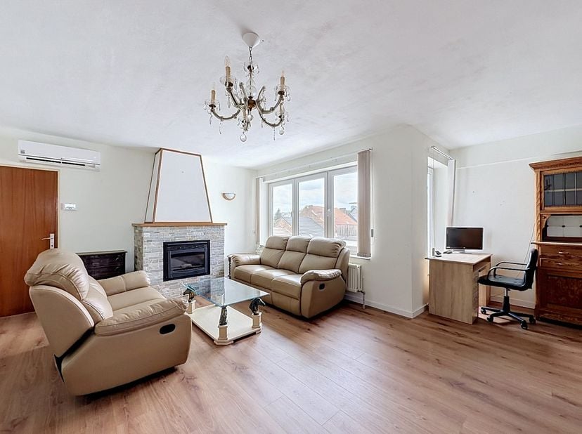 Bent u op zoek naar een comfortabel appartement met een uitstekende ligging? Dan is dit aangename appartement in een rustige woonwijk van Tienen zeker