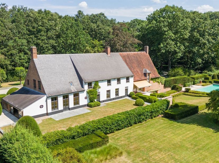 Au coeur d'un magnifique domaine privé d'environ 15 hectares se trouve cette villa exceptionnelle et exclusive, conçue en 1976 par l'architecte Rombou