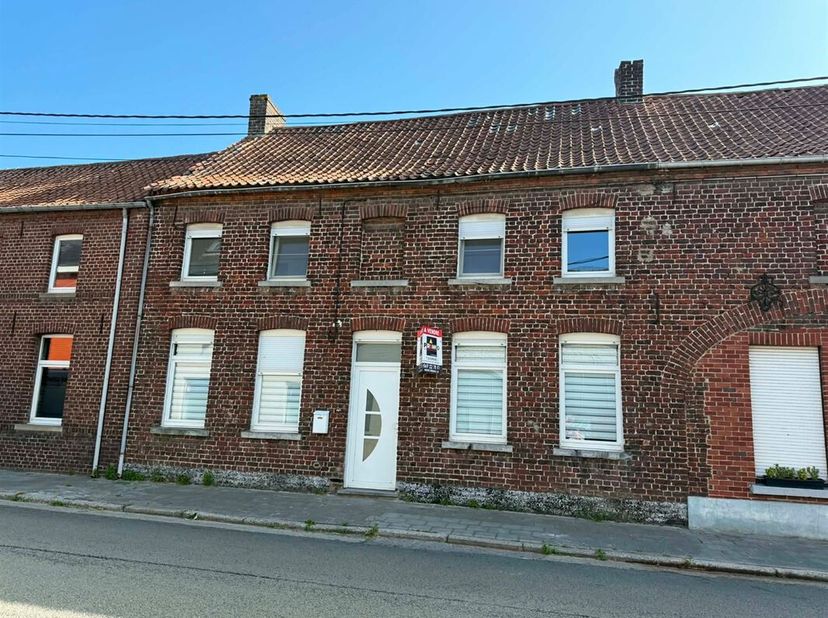 Aangenaam, gerenoveerd rijtjeshuis met 4 slaapkamers en een tuin in het centrum van het dorp.<br />
De woning heeft een woonoppervlakte van +/- 115 m²
