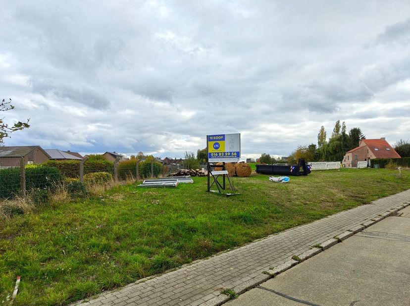 Landelijk gelegen, prachtige bouwgrond van +- 12 are nabij de dorpskern van Waanrode (school, restaurant/frituur, Spar, taverne, enz...) Door afbraak