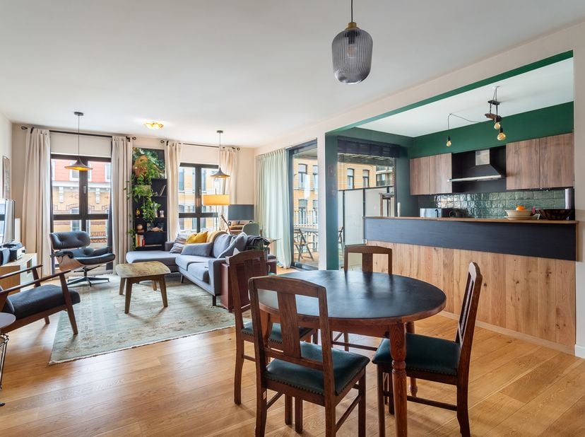 Ruim en lichtrijk appartement van ca 97 m² op de vierde verdieping van residentie ‘I-LO’, gelegen op de hoek van de Napelsstraat en de Londenstraat.<b