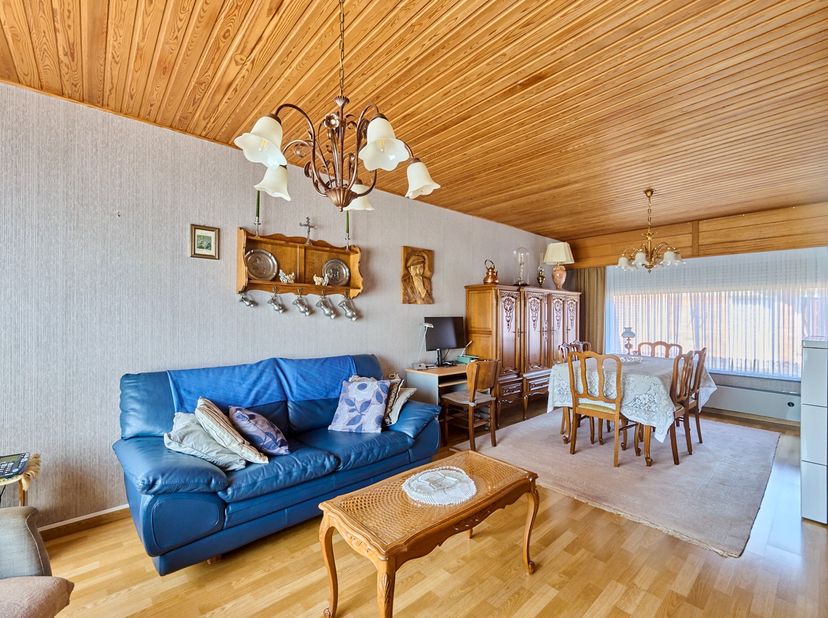Met 169 m² wooncomfort op een perceel van 712 m² overtuigt deze woning aan de Weerstandslaan in Lommel in de eerste plaats door haar formaat.<br />
<b