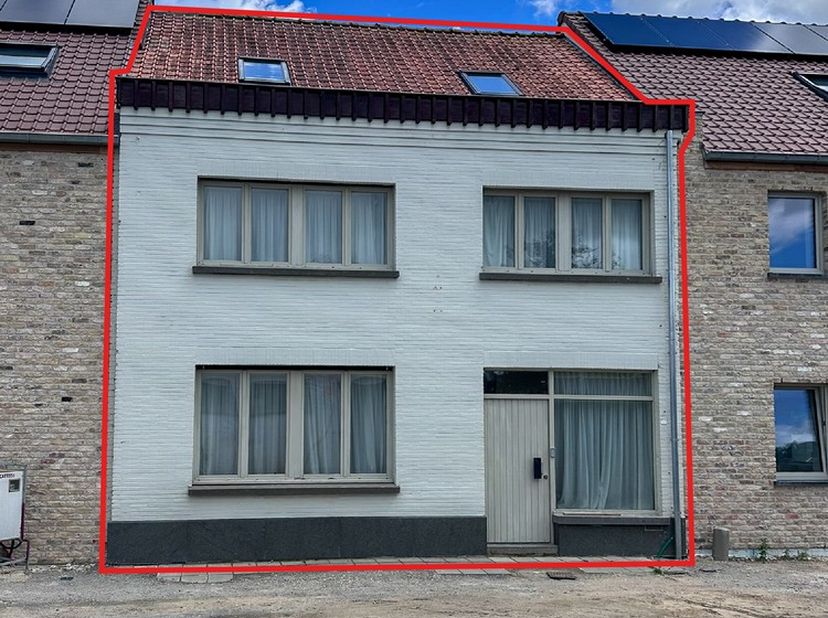 Bent u op zoek naar een ruime woning met tal van mogelijkheden gelegen in het charmante en rustige Beauvoorde?<br />
Dankzij de rustige ligging, de ru