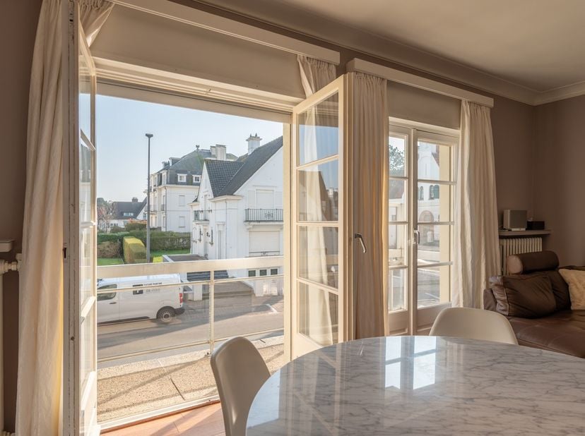 Dit gezellig appartement is gelegen op een uitstekende locatie in de Jozef Nellenslaan te Knokke-Heist, op wandelafstand van winkels, horeca en het st
