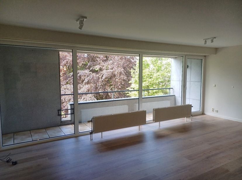 Het appartement is gelegen in Neerpelt centrum vlakbij winkels, scholen, horeca, ... Indeling:<br />
Inkomhal, woonkamer, keuken, berging, 2 slaapkame