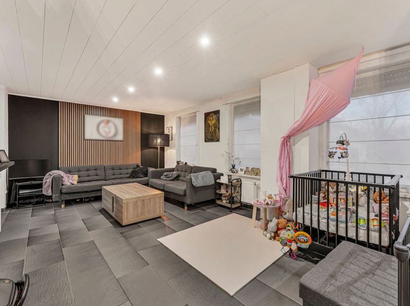 Midden in de gezelligste wijk van Menen, ''Ons Dorp'', vinden we deze onlangs gerenoveerde (2016) woning.<br />
Deze gezellige tweeslaapkamerwoning bi