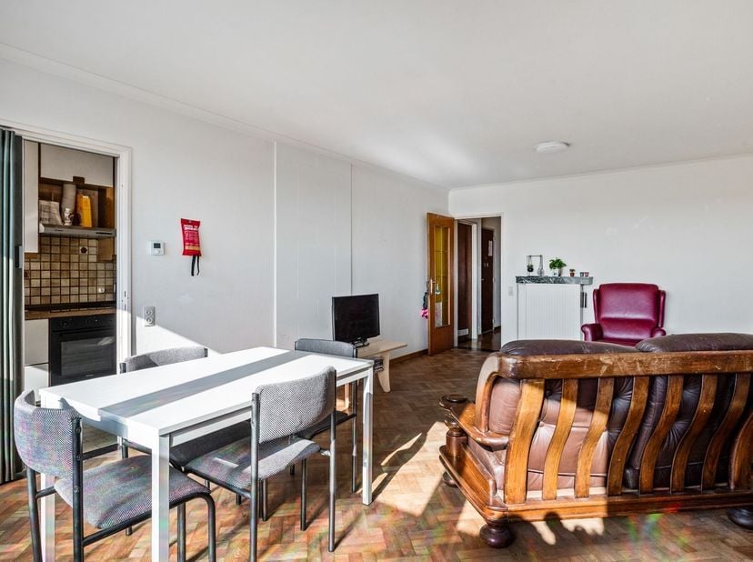 Au quatrième étage d'un immeuble bien entretenu et équipé d'un ascenseur, situé sur la Ter Heydelaan à Deurne, se trouve cet agréable appartement de d