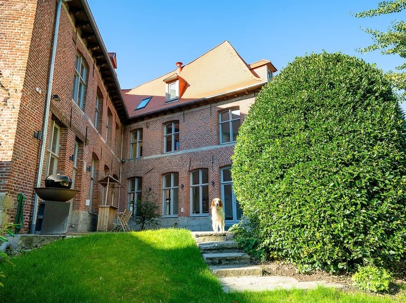A deux pas de la Place Reine Astrid, là où vous pourrez pleinement profiter de la vie en centre ville, vous tomberez sous le charme de cette emblémati
