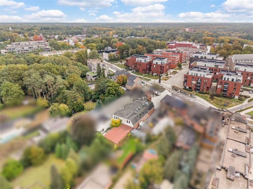 Handelspand van 1.079 m² met tal van mogelijkheden<br />
<br />
Bent u op zoek naar een ruime en veelzijdige handelsruimte die u volledig naar eigen