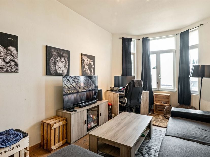 Dit appartement is gelegen op de derde verdieping van een charmant en authentiek gebouw zonder lift. Dankzij de centrale ligging in Deurne geniet u va