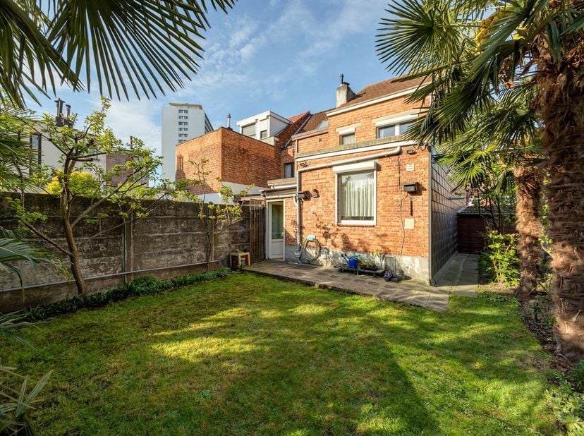 Deze verzorgde woning met ruime garage bevindt zich in een gegeerde buurt, op wandelafstand van winkels, supermarkten, scholen en openbaar vervoer. Va