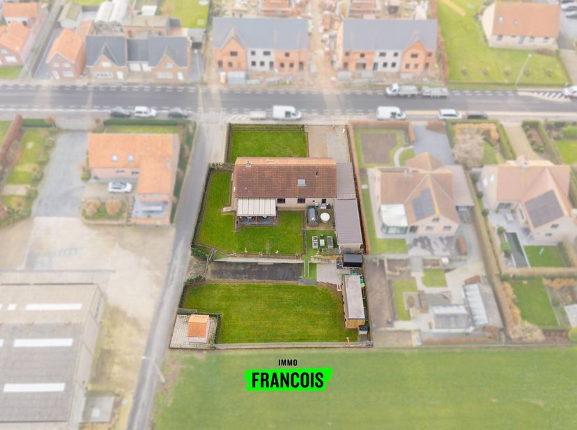 À Klerken se trouve cette maison individuelle prête à emménager, entièrement rénovée avec soin et matériaux de qualité entre 2021 et 2024. Grâce à son