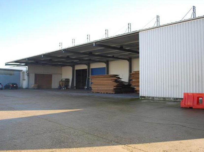 Magazijn/opslagruimte van 2956m² gelegen op het bedrijvencentrum Winterdijk, op 6 km van de Nederlandse grens. <br />
TECHNISCHE KENMERKEN MAGAZIJN:<b