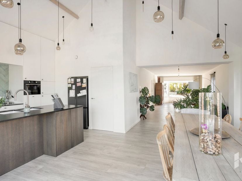 Zeer mooi gerenoveerde en instapklare woning gelegen op een uitzonderlijk perceel van 1877 m².<br />
Via de inkomhal met gastentoilet, kom je in de li
