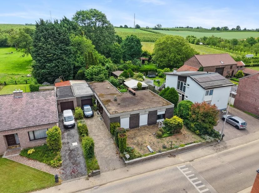 Deze charmante open bebouwing, gelegen aan Halmaal-Dorp 122 in Sint-Truiden, werd gebouwd in 1964 en biedt een bewoonbare oppervlakte van 168 m². Een