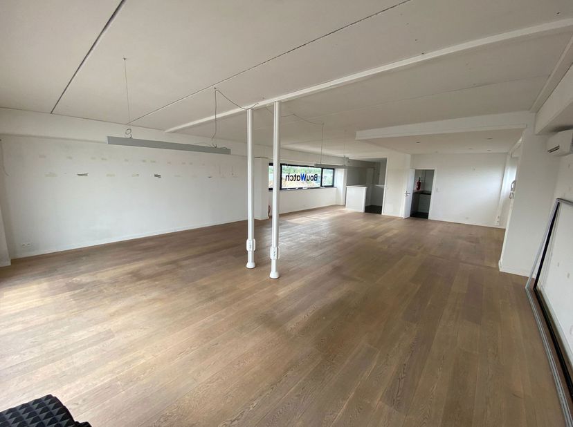 ALGEMEEN<br />
Instapklare kantoorruimte van ca. 158 m² te huur op de tweede verdieping van een recent bedrijfsgebouw op het bedrijventerrein Zwaluwbe