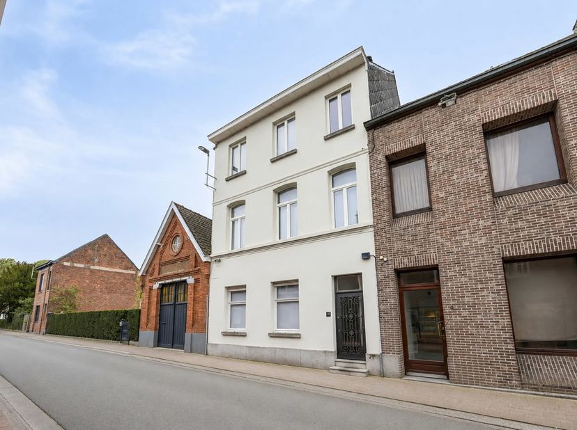 TE KOOP- prachtig herenhuis <br />
Deze karaktervolle woning is ideaal gelegen met vlotte toegang tot alle stedelijke voorzieningen. De woning beschik
