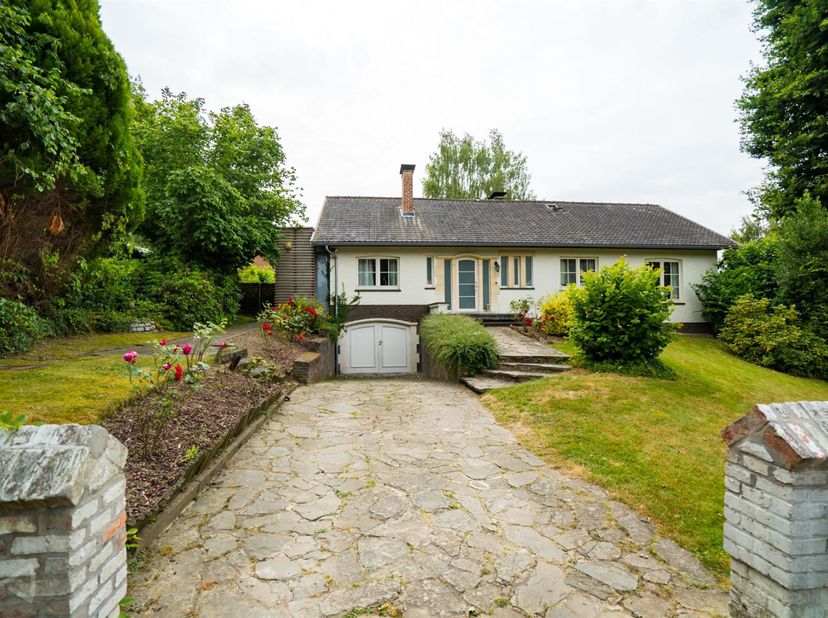 Gelegen in een bevoorrechte woonomgeving, in het hart van een rustige en gegeerde residentiële wijk, biedt deze prachtige villa van ongeveer 215 m² be