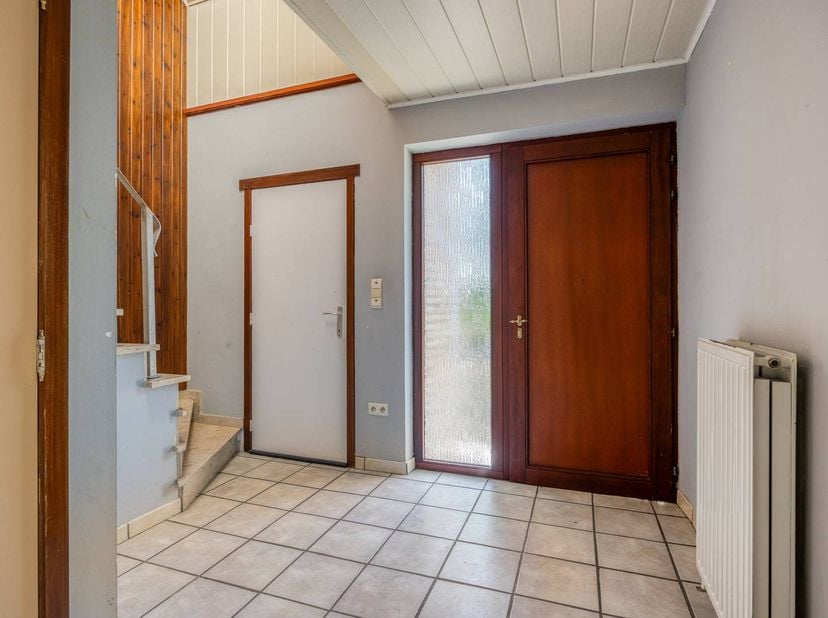 Bent u op zoek naar een woning waar u elke dag kunt genieten van rust, ruimte en een uitzonderlijke groene omgeving? Dan zal deze open bebouwing aan d
