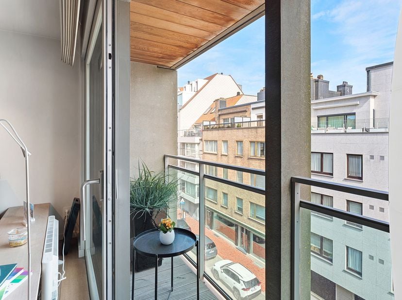 Appartement moderne et meublé situé dans un petit immeuble récent, dans un emplacement central près du centre-ville et de la plage Albert. Composition