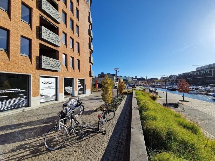 Prachtige gelijkvloerse co-working space is gelegen langs het Albertkanaal en biedt dan ook een uniek zicht op het water en de Quartier Bleu aan de ov
