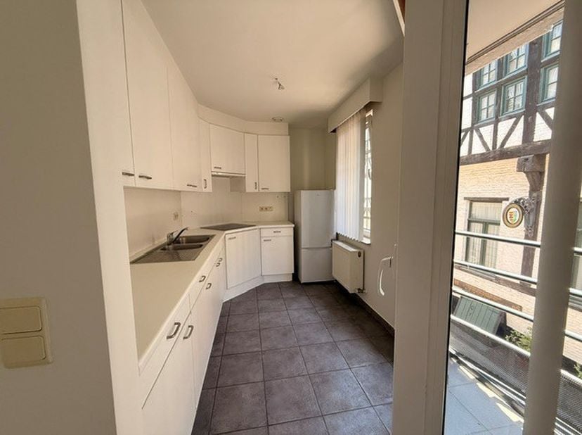 Dit verzorgd appartement is gelegen aan de Halstraat 1 bus 1 in Maaseik en bevindt zich in een gebouw met lift, wat zorgt voor extra comfort en toegan